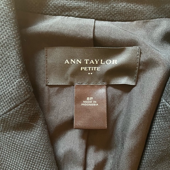 Ann Taylor black blazer in size 8 petite - Picture 3 of 4